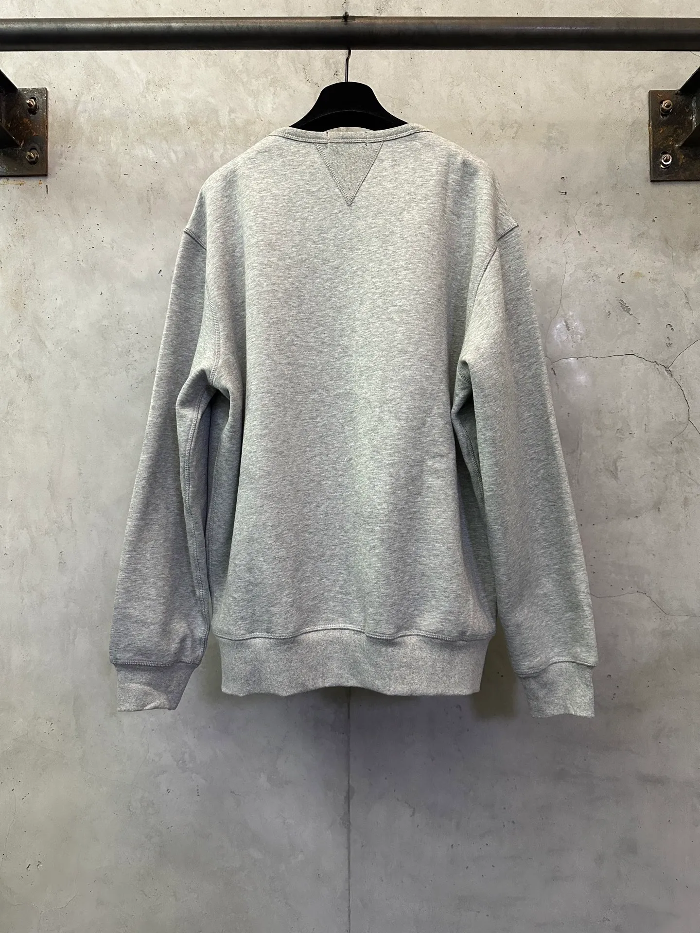 P330 Ralph Lauren logo embroidered sweatshirt. Customized cloud-like honey cotton fleece sweatshirt material. It feels delicate and comfortable against the skin. It is mainly made of deep black and is decorated with exquisite white pony logo. It is highly recognizable. Customized hardware. Thread. Accessories. Matching. Same style for men and women. -Color: Black White Blue Gray -Size: S M L XL
